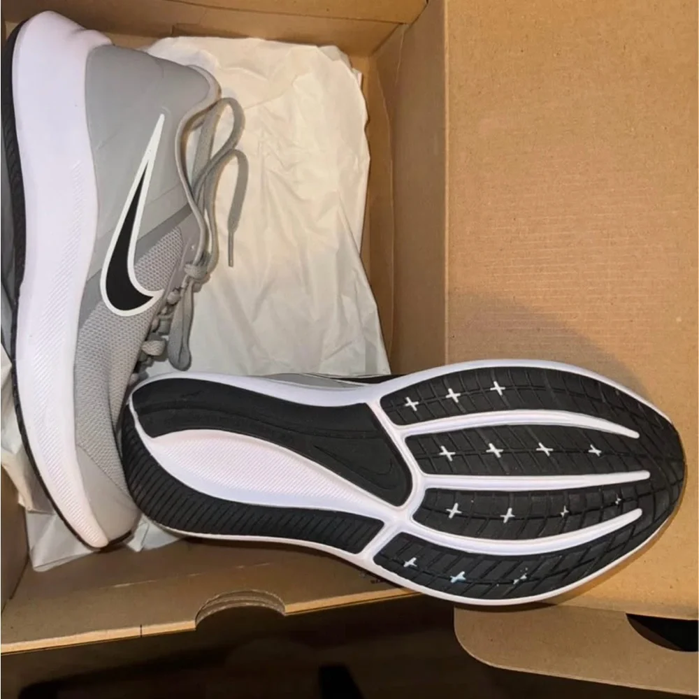 Nike Athletic Shoes in Gray and White - Picture 4 of 4